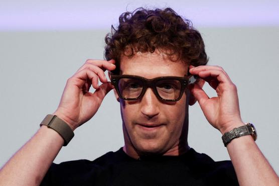 Le patron de Meta, Mark Zuckerberg, essaye les Ray-Ban Display.